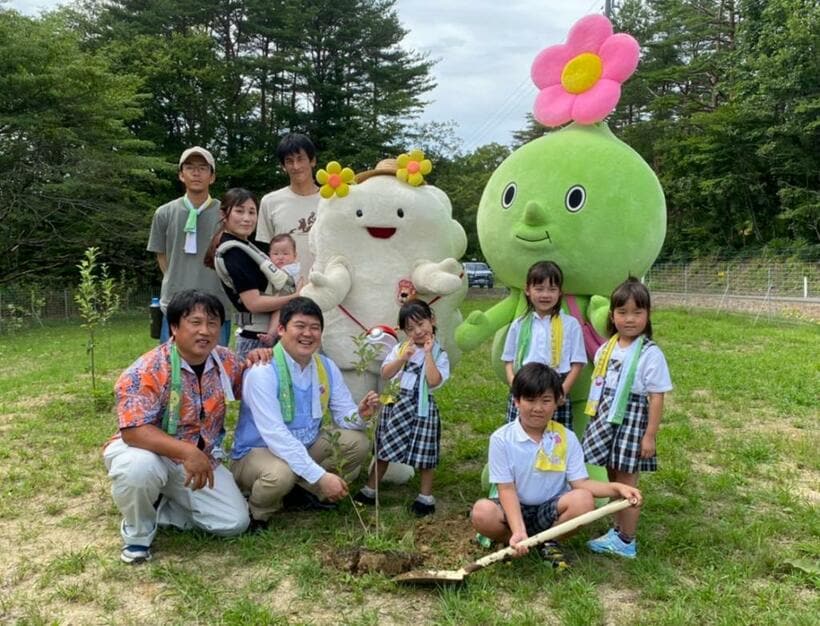 果樹園のイベントに参加した（前列左の）塚越栄光さん、（後列右の）長田卓也さんと、長田さんや後輩の家族／福島県飯舘村（ｐｈｏｔｏ　塚越栄光さん提供）