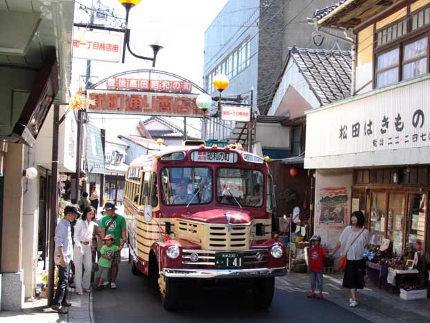 「昭和の町」をボンネットバスが周遊する。町は映画「ナミヤ雑貨店の奇蹟」のロケ地になった（写真：豊後高田市提供）