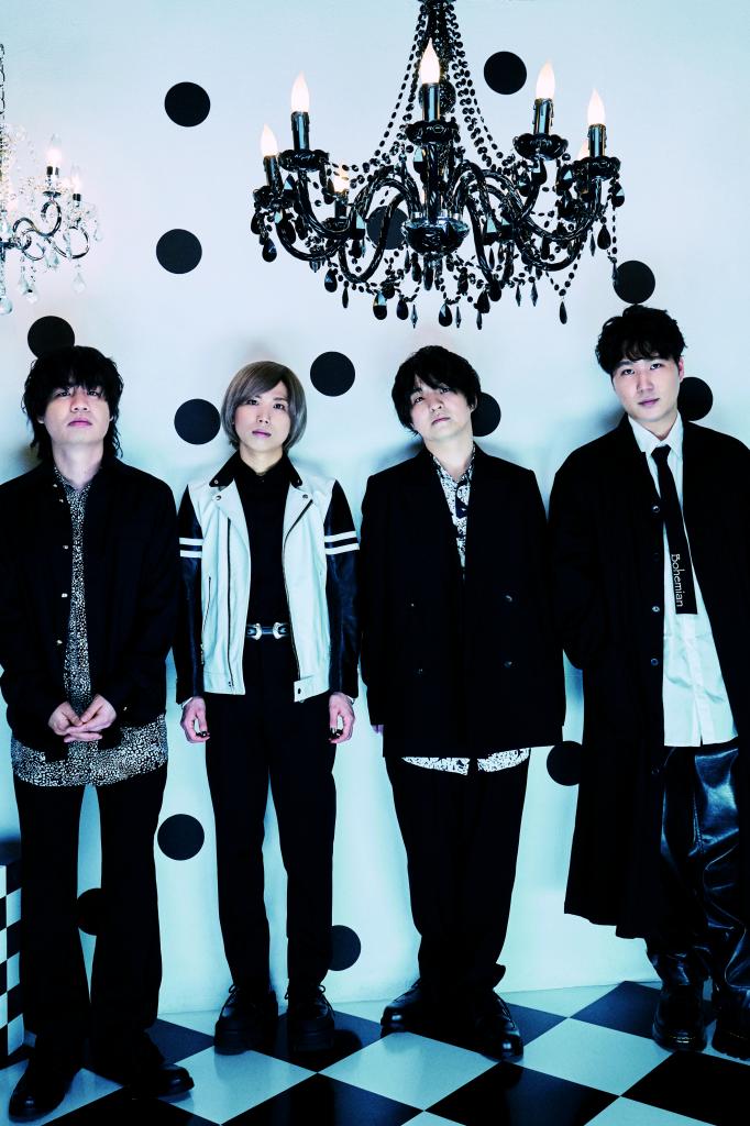 愛称「ヒゲダン」。バンド名には髭の似合う年になっても、誰もがワクワクするような音楽をこのメンバーでずっと続けていきたいという意思が込められているという（撮影／蜷川実花、ｓｔｒａｔｅｇｉｓｔ　ｏｆ　ｐｈｏｔｏｇｒａｐｈｙ　鈴木　心、ｈａｉｒ　＆　ｍａｋｅ　ｕｐ　乳井香月、ｓｔｙｌｉｎｇ　柳翔吾、ｃｏｓｔｕｍｅ　Ｌｉｃｈｔ　Ｂｅｓｔｒｅｂｅｎ、ｄｉｓｅｍＢｙＳｉｉＫ、ＡＳＩＣＳ　ＲＵＮＷＡＬＫ、ＳＵＮＳＥＴ　ＢＡＹ、Ｙｏｈｊｉ　Ｙａｍａｍｏｔｏ　ｐｒｏｐ　ｓｔｙｌｉｎｇ　遠藤歩）