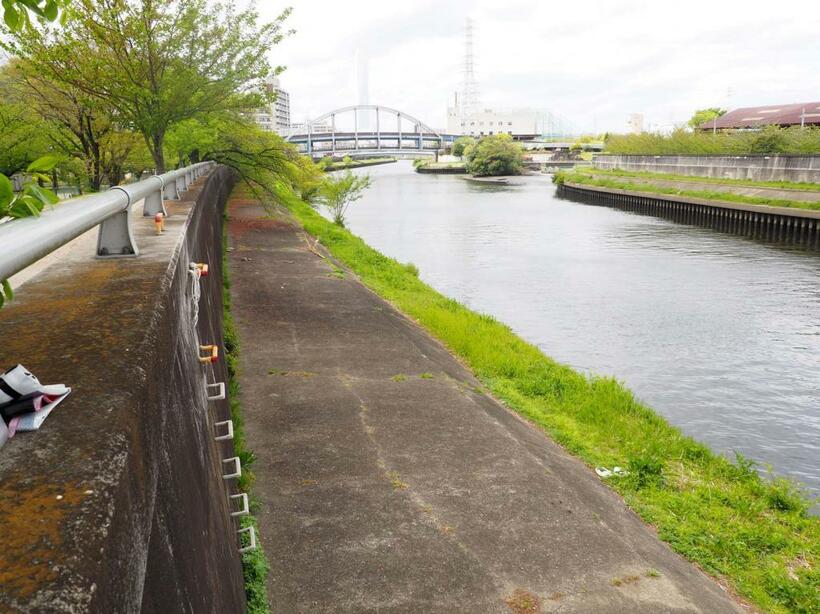 水難現場から上流を見たところ。コンクリート壁の堤防にはステップが設けられていた