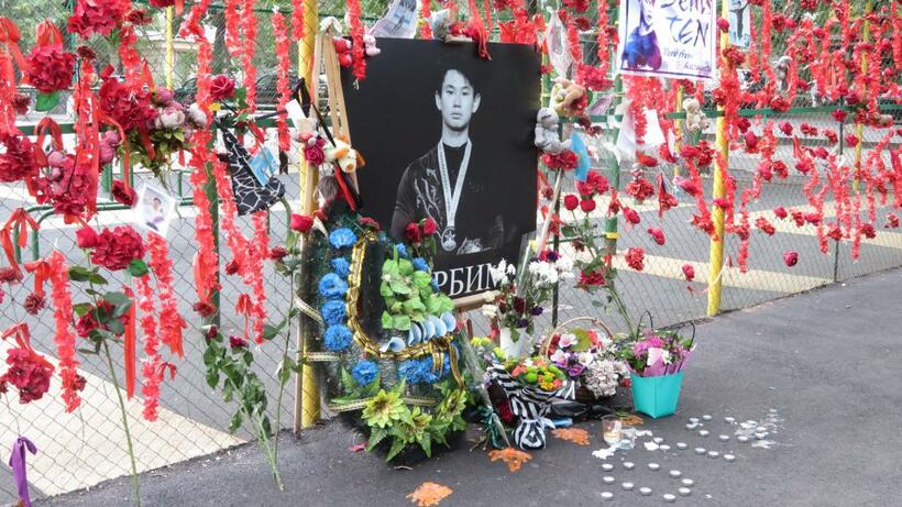 デニス・テンさんが亡くなった場所には花束などが置かれていた＝昨年７月、カザフスタン・アルマトイ、大崎百紀撮影