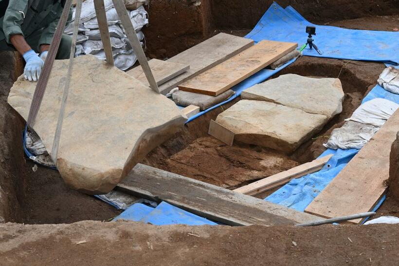 ６月５日、佐賀県の吉野ケ里遺跡で、新たに発見された石棺墓の蓋の開口作業が行われた