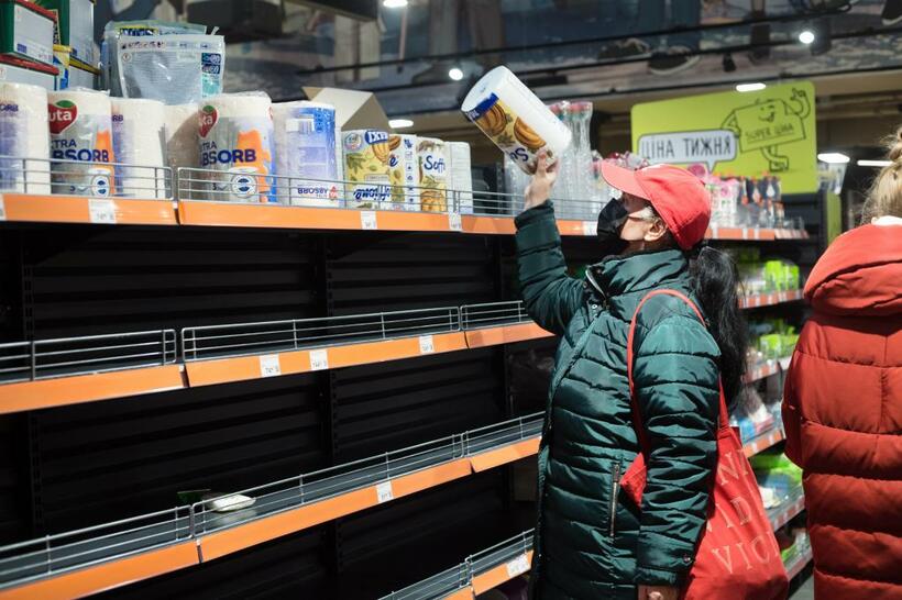 ウクライナでは侵攻の影響で食料不足が深刻になっている。キエフのスーパーマーケットは、商品がガラガラの棚だらけ／２月２８日