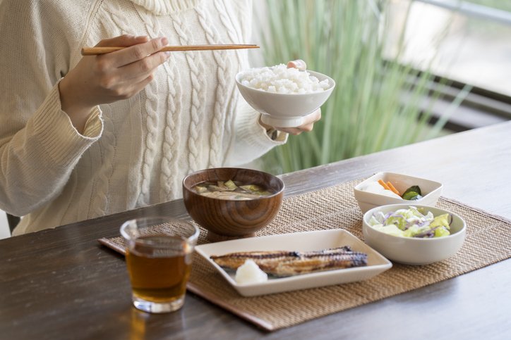 ヘルシーなイメージの日本食だが、魚の干物に味噌汁、漬物に梅干し…塩分が多くなりがちという課題がある(写真はイメージ/gettyimages)