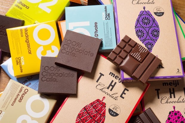 １００％チョコレートカフェ／チョコレートの新しい愉しみ方を提案するコンセプトで２００４年にオープン。上：カカオや原材料にこだわった「５６チョコレート」とチョコを味わうために形状にこだわった「ザ・チョコレート」（撮影／写真部・岸本絢）