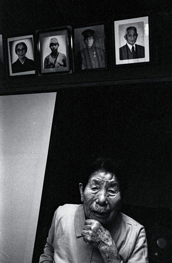 長崎　宮原マサ子（1923年生）は爆心地から1.5キロで被爆して顔などに大怪我をしたため結婚は諦めて家を守ってきた。（長崎、2017年）
<br />