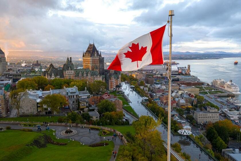 カナダの国旗と街並み　（ＧｅｔｔｙＩｍａｇｅｓ）