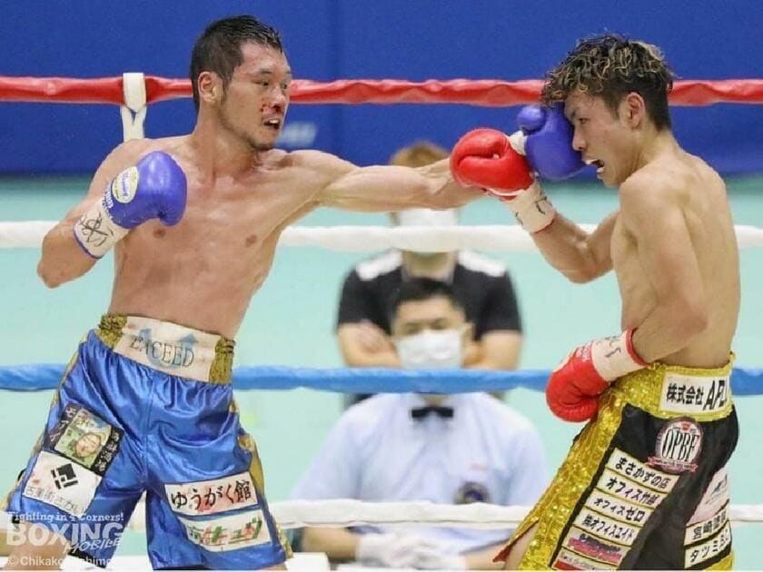 2020年、東洋太平洋ライトフライ級王座決定戦を戦う堀川（左）。コロナ禍のため、試合は無観客で行われた（ｃ）Chikako Kishimoto／Boxingmobile 