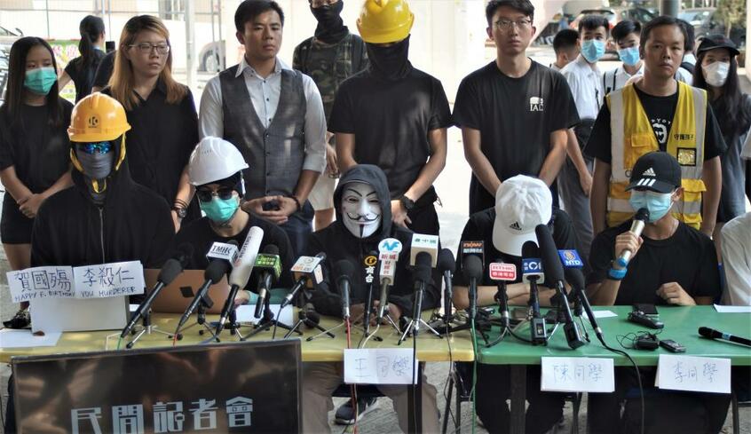 警官に左胸を撃たれた中学5年生(18歳)が通う学校の前で記者会見を行う若者たち(撮影/今井一)