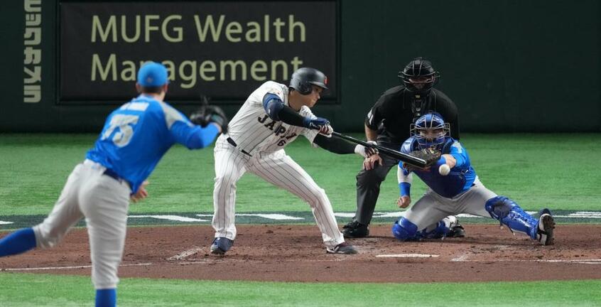 大谷は三回1死一塁で、バント安打を決める