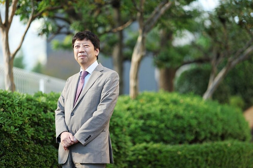 杉本昌隆の弟子の藤井聡太は、いまや国民的スーパースター。外を歩けば人目をひく。「彼が中学生のとき『青いリュックサックを背負ってるから目立つんです、なければわかりません』みたいなことを言っていたんです。『いや、なくてもわかるけどな』とか思いながら聞いていました（笑）」（撮影／加藤夏子）