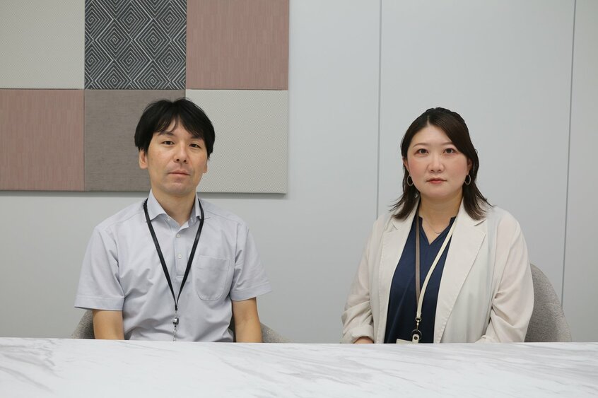 長周期地震動対策について語る独立行政法人都市再生機構(UR)・技術統括課の橋本憲一郎主幹(左)と保全企画課の田中郁恵主幹