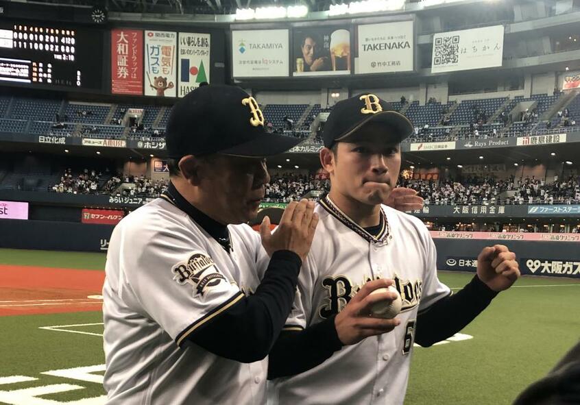 オリックスの西村監督(左)=2019年4月17日(C)朝日新聞社