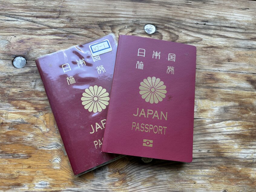 自宅の引き出し奥にしまってあった筆者のパスポート。一度は更新したがそれっきり2016年で有効期限が切れていた=渡辺豪撮影
