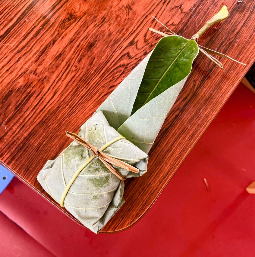 おばちゃんたちに教わりながら朴葉もちを包みました。みんなでワイワイやる作業もご馳走(写真/本人提供)