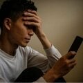 30代男性「なんて卑怯な国なんだ!」 戦禍のニュースに憤激し…スマホで「ドゥームスクローリング」に沼るワケ