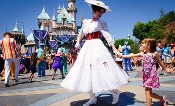 東京ディズニーの元清掃スタッフが「ありのまま」を告白!給料とボーナス、昇格の実態が過酷すぎる