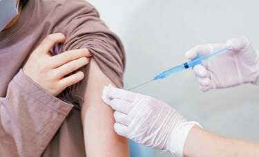 コロナ・ワクチンの意外な副反応に要注意　接種1週間後に手のひら大の腫れと謎の腰痛