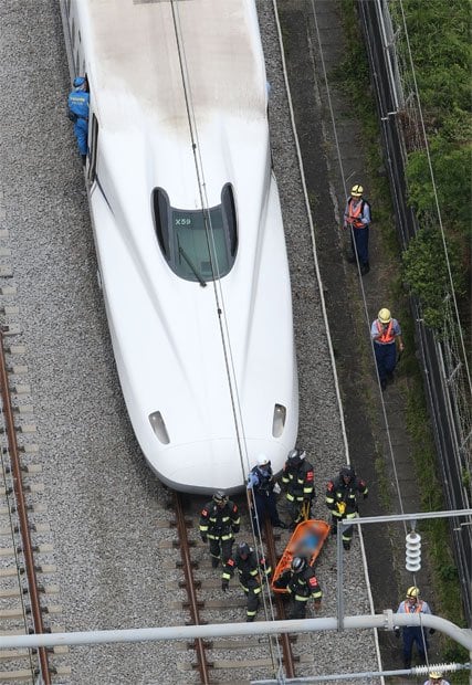 焼身自殺で緊急停止した「のぞみ２２５号」＝３０日午後１時２分、神奈川県小田原市　（ｃ）朝日新聞社　＠＠写禁