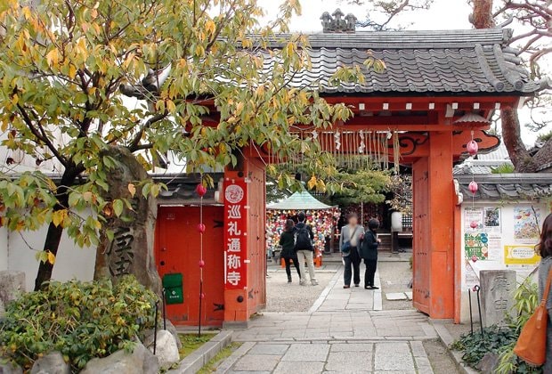 京都・八坂の金剛寺　庚申堂。門の上に三猿が