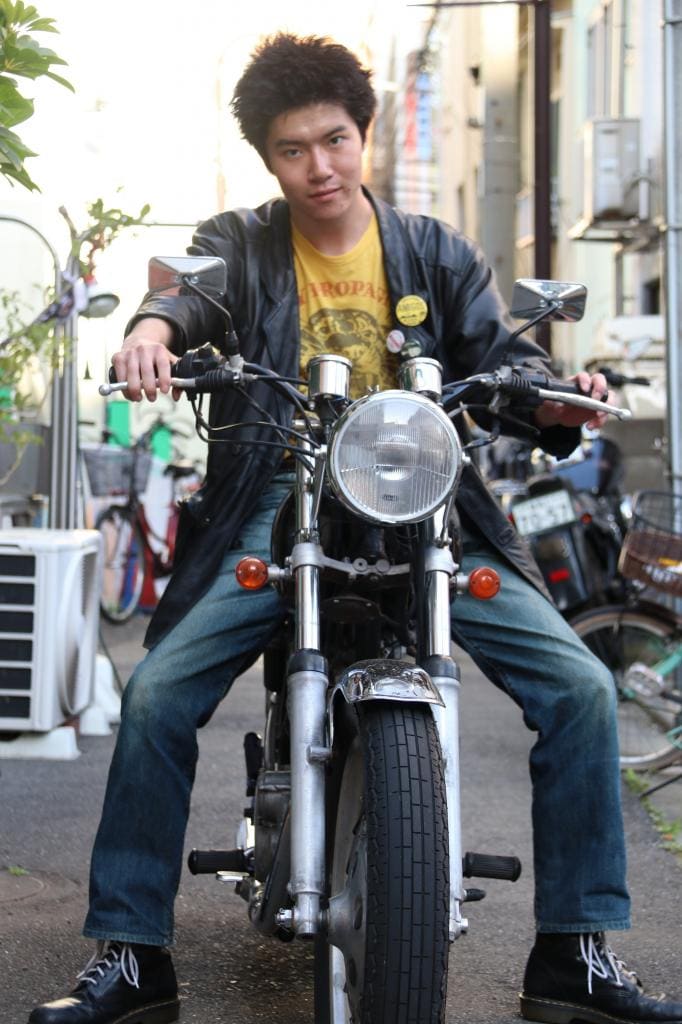 バイクはヤマハ「SR400」。自分の足でエンジンを始動するのに惹かれ、中古で購入した（撮影/吉崎洋夫）