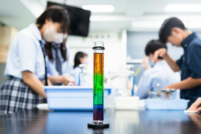 理科室では中学２年の生徒たちが濃度の異なる砂糖水を使った実験中。「出来栄えは７点。次は10点を目指したいです」（生徒）（撮影／写真映像部・上田泰世）