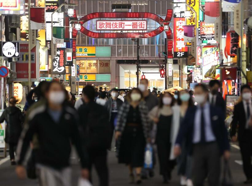 日本の「緩い」コロナ対応はスウェーデンに近い。感染者は少ないが一種の集団免疫を獲得しているとの見方も／１１月１８日、東京都新宿区　（ｃ）朝日新聞社