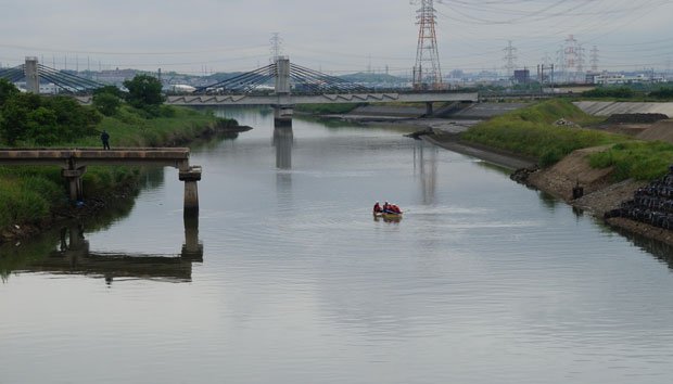 遠くに見えるのは東海道線の鉄橋。吉田さんはこの付近から対岸を目指した。市街化調整区域のため、周囲に民家はなく。地域の防犯パトロールの範囲外だった（撮影／編集部・内堀康一）