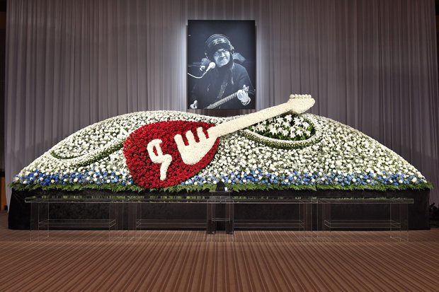 約6000本の花で巨大なギター画が描かれた祭壇（撮影・伊ケ崎忍）