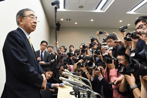 記者会見する鈴木会長　（ｃ）朝日新聞社
