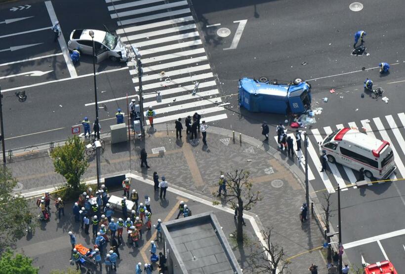 東京・池袋で４月、８７歳（当時）の男性が運転していた乗用車が暴走。１２人が死傷した。ネット上では〈＃老害〉などのハッシュタグが使われ、やり切れない思いと怒りに満ちた感情が共有された　（ｃ）朝日新聞社