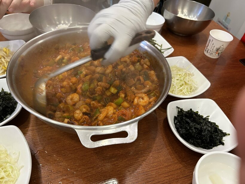 名店ケミチプの「ナッコプセ」は1万5000ウォン（約1500円）こちらもオーダーは2食からだ