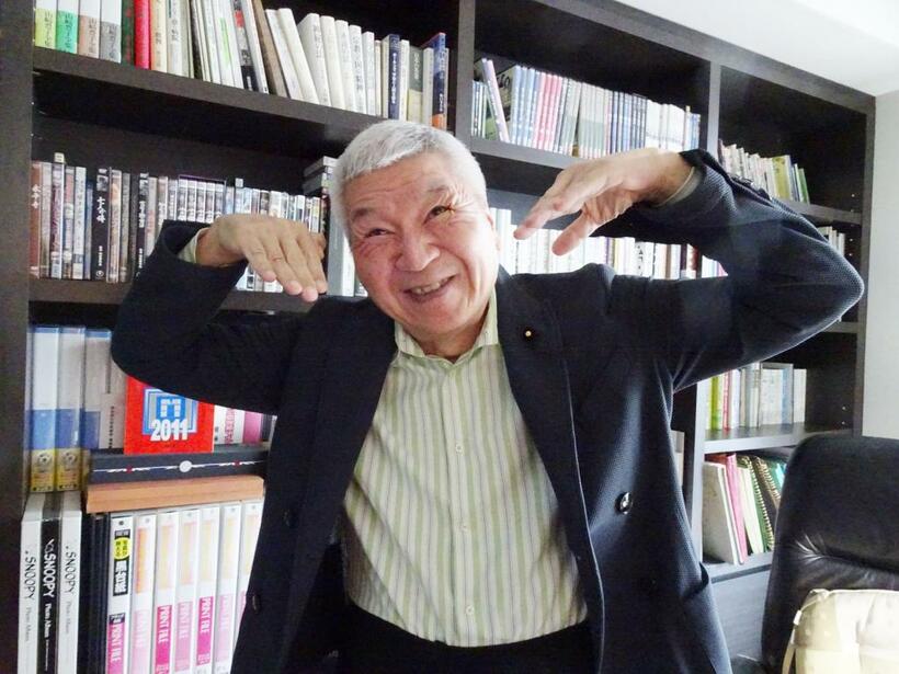 マック赤坂（まっく・あかさか）／１９４８年生まれ。名古屋市出身。京都大学農学部卒業。会社員などを経て、２０１９年４月から東京都港区区議会議員。「生きづらい世の中をスマイルで明るくする」ことが政治理念　（撮影／松岡瑛理）