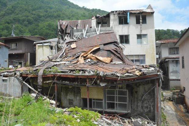 新潟県妙高市で市から指導を受けた空き家（２０１６年５月撮影）　（ｃ）朝日新聞社