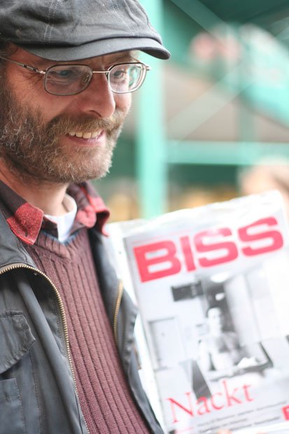 ドイツのミュンヘンで１９９３年に創刊された「BISS」。販売者のマーティンは正社員として雇用されている（撮影／八鍬加容子）