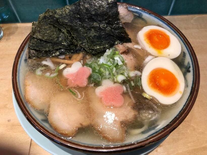 「はるちゃんラーメン」。具はチャーシュー、味玉、ネギ、お麩、ノリ。お麩のピンクの色合いも良い（筆者撮影）