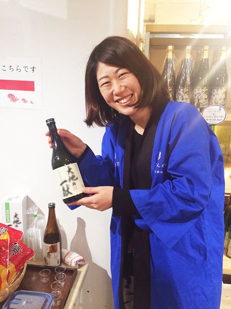 日本百貨店の日本酒担当タキザワ。しょくひんかんには日本百貨店がセレクトしたお酒も並んでいます。季節によって、並ぶお酒が異なります　※写真に写っているお酒は現在販売しておりません