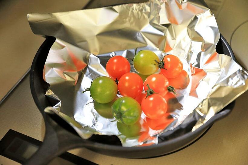 【ワンポイントアドバイス】
<br />アルミホイルで包んでトマトを蒸せば、熱がじんわり伝わってトマトのうまみを引き出せる。ホイルは閉じて蒸すこと。（撮影／写真部・松永卓也）