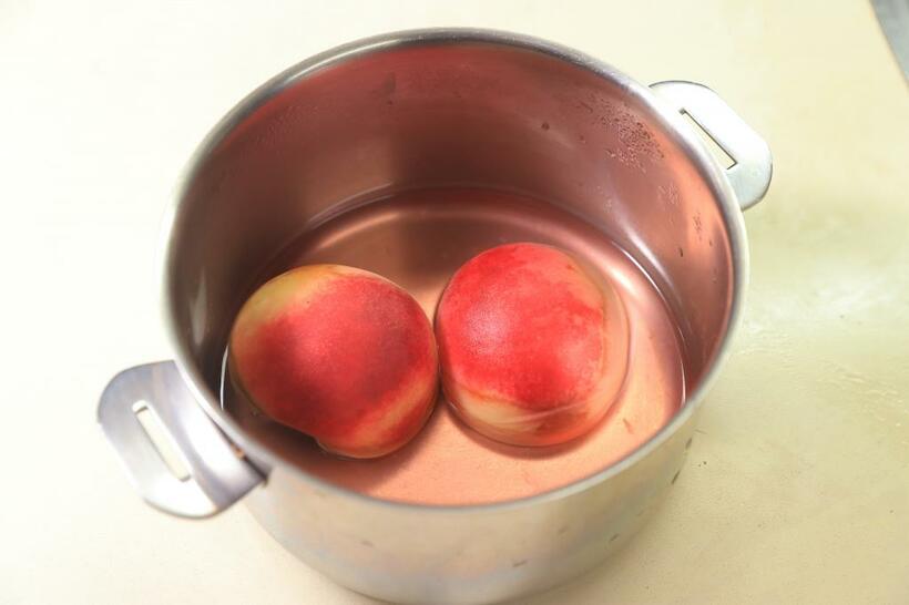 【ワンポイントアドバイス】皮付きの桃をシロップで煮るとピンク色のシロップができあがる　（撮影／写真部・松永卓也）