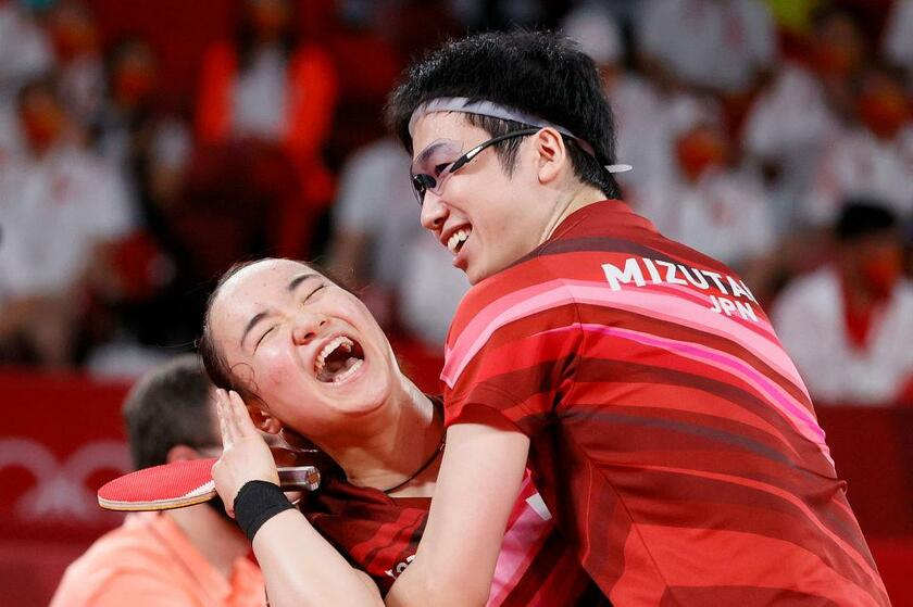 日本卓球界初の金メダルを獲得した伊藤（左）と水谷（写真／Gettyimages）