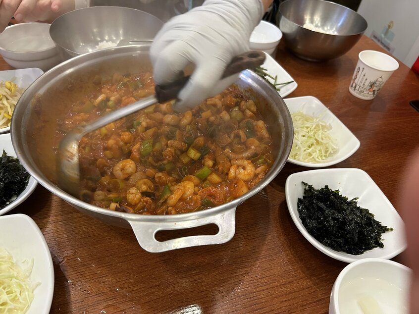 名店ケミチプの「ナッコプセ」は1万5000ウォン(約1500円)こちらもオーダーは2食からだ
