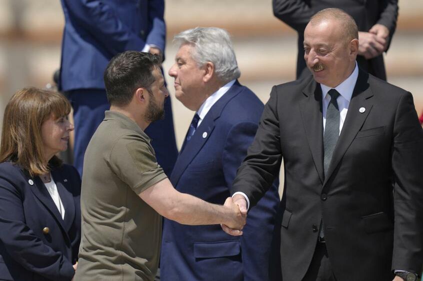 欧州政治共同体サミットで握手するアリエフ大統領とウクライナのゼレンスキー大統領(写真:AP/アフロ)