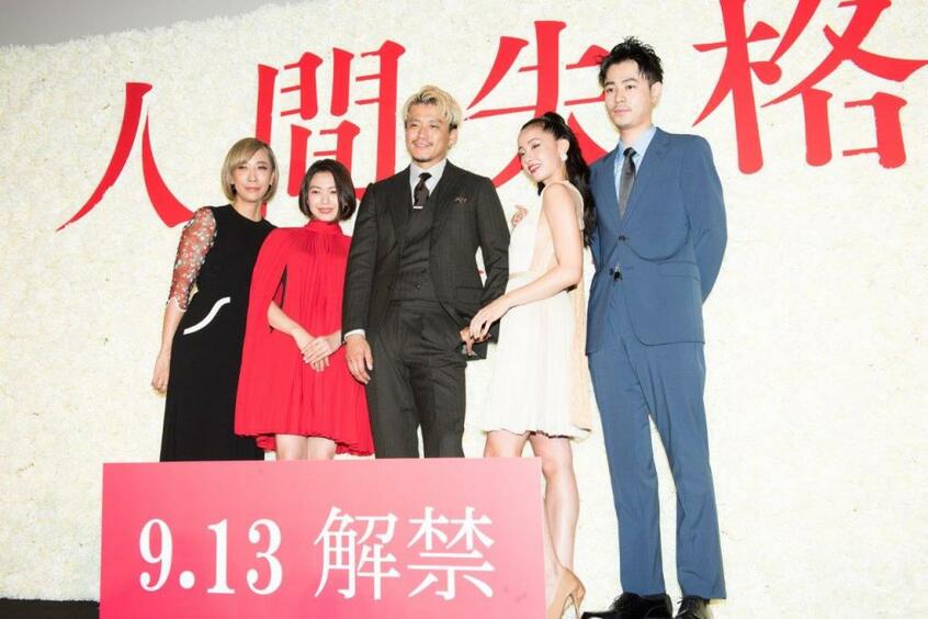 7月25日、映画「人間失格　太宰治と３人の女たち」ジャパンプレミアが都内で行われた。写真左から蜷川実花監督、二階堂ふみさん、小栗旬さん、沢尻エリカさん、成田凌さん（撮影／写真部・小山幸佑）