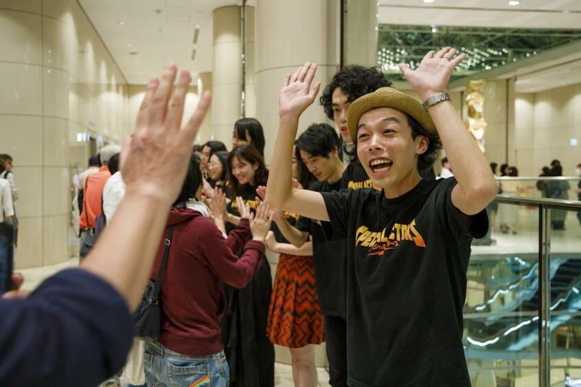 完成披露試写ではキャストと一緒に800人の観客全員とハイタッチ(撮影/今村拓馬)