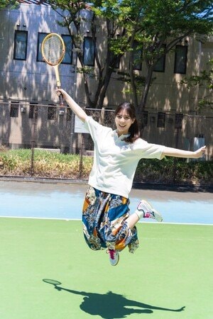 写真・図版（1枚目）| 最高の笑顔を求めて。テーマは……“こさかなと遊ぼう！”。 日向坂46・小坂菜緒が「B.L.T.10月号」の表紙巻頭に登場！