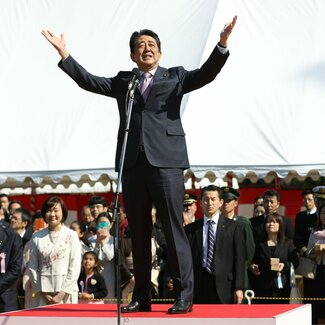 なぜ東京地検特捜部は「政治家」にメスを入れ始めたのか 元検事は「安倍氏の辞任と無関係とは言えない」