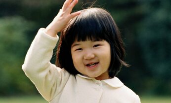 〈休日の皇室〉愛子さま 100円硬貨が切れるほど「ガチャガチャ」をした、心温まる本当の理由 「那須どうぶつ王国」支配人が明かす夏