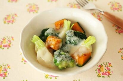 写真の温野菜サラダのもちもちクリーミーソースがけの他にも、ほうれん草のもちチーズスクランブルエッグやきのこたっぷり餅のゆず胡椒スープといったメニューでも利用できる。小さく切って使うのがポイント(佐藤食品工業株式会社提供)