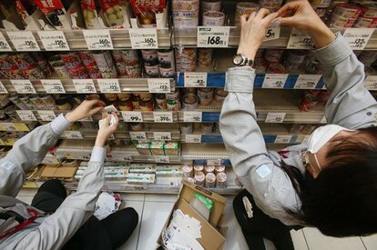 消費増税を受けて値札を張り替える店員 (c)朝日新聞社 @@写禁