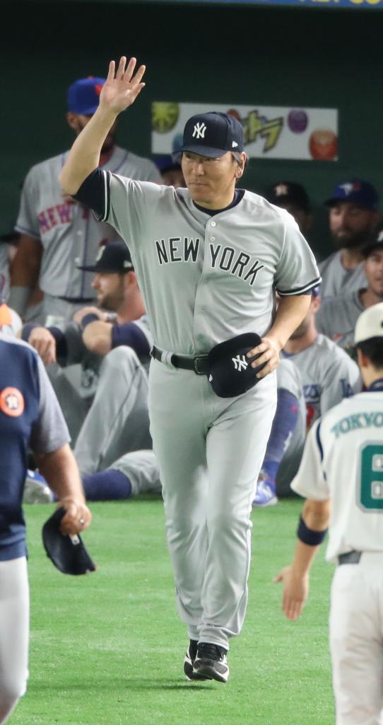 日米野球で観客の声援に応える、大リーグ選抜の松井秀喜ベースコーチ=2018年11月(C)朝日新聞社